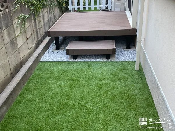 ステップ付きウッドデッキの設置とフカフカとした人工芝敷設工事