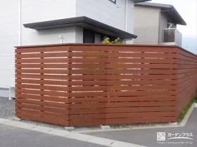 温かみのあるデザインの目隠しフェンス[施工後]