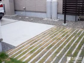 緑化ブロックで温もりを添えた駐車スペースと木目調フェンス工事