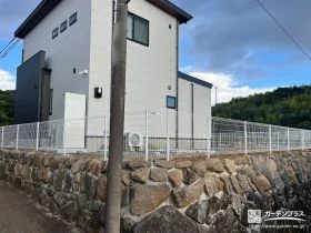 ホワイトのメッシュフェンスをお庭を囲うように設置した工事