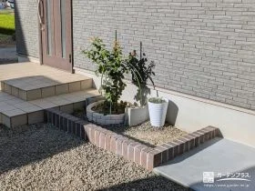 レンガ造りで可愛らしい印象の花壇[施工後]