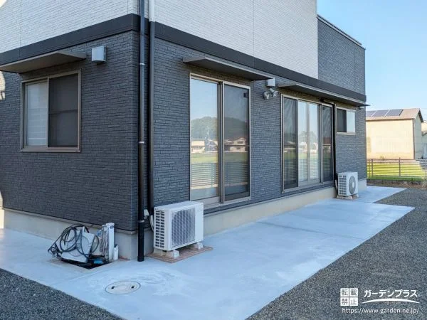 お住まいを囲むようにコンクリートを打ち雑草対策をした工事