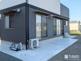 お住まいを囲むようにコンクリートを打ち雑草対策をした工事