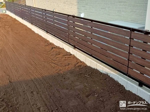 敷地境界を美しく整える木調デザインの目隠しフェンス設置工事