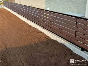 敷地境界を美しく整える木調デザインの目隠しフェンス設置工事