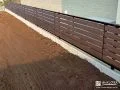 敷地境界を美しく整える木調デザインの目隠しフェンス設置工事