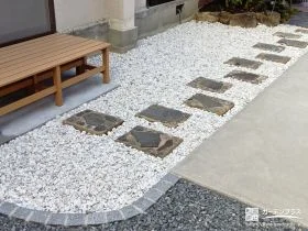 ウッドデッキ周りを化粧砂利とピンコロ石で整えたリフォーム工事