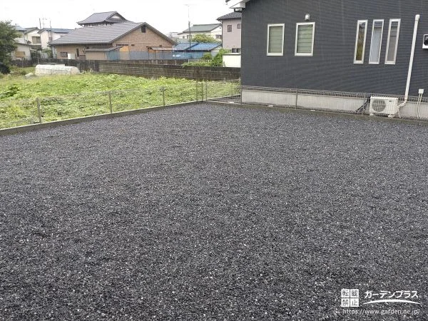 広々したお庭に防草シートと砂利を敷きお手入れしやすくした工事