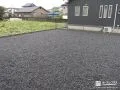 広々したお庭に防草シートと砂利を敷きお手入れしやすくした工事