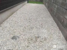 犬走りに防草シートと砂利を敷設して雑草対策[施工後]
