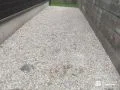 犬走りに防草シートと砂利を敷設して雑草対策