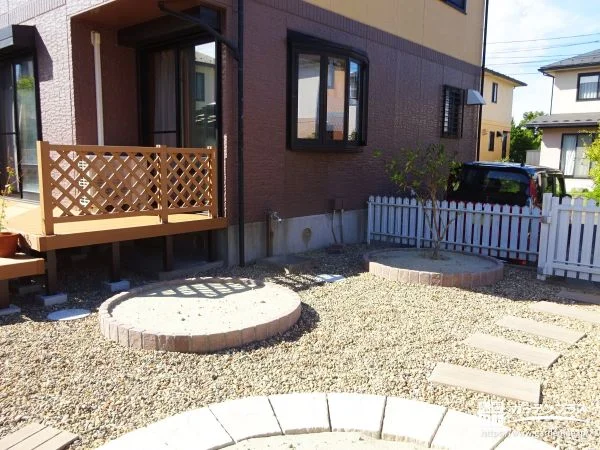 丸い花壇と曲線アプローチでつくる、手間いらずのナチュラルガーデン