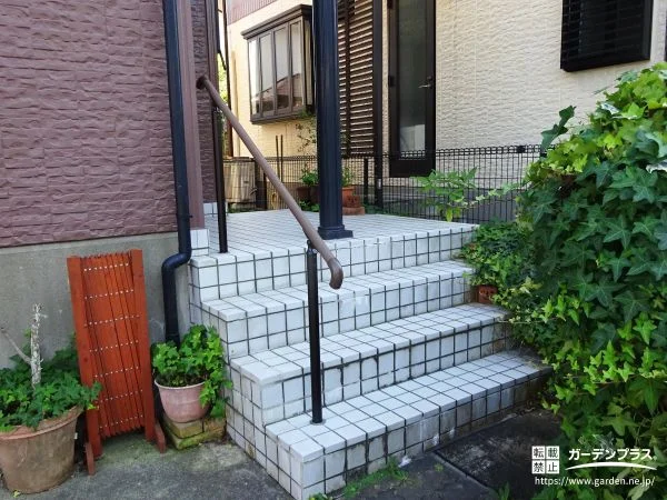 段差のある既存ポーチに安心をプラス