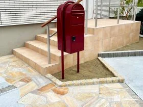 乱形石の表情が迎える、あたたかなアプローチと門まわり[施工後]