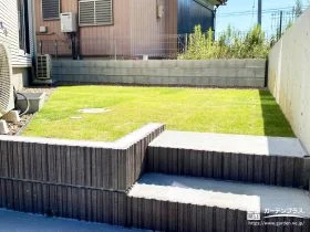 高低差をいかした土留めと芝生の主庭。シンプルで心地よい外空間へ[施工後]