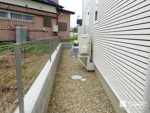 お隣との境界をすっきりと。防草対策も兼ねた犬走りづくり