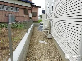 お隣との境界をすっきりと。防草対策も兼ねた犬走りづくり[施工後]