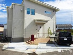 明るい玄関まわりと使いやすい動線が調和する心地よい新築外構