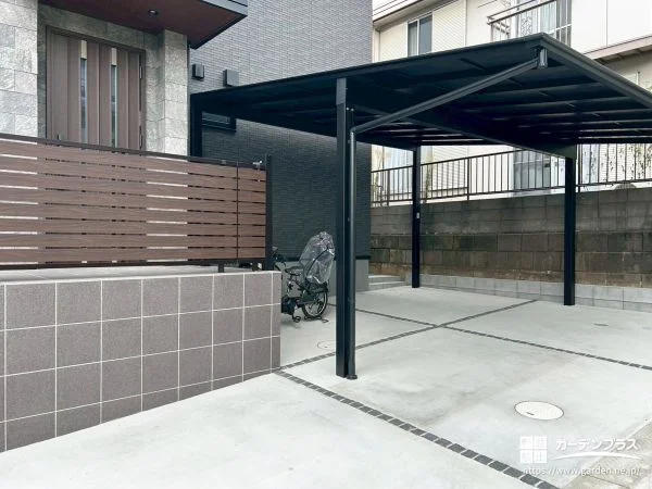 建物と調和するシックな駐車スペース