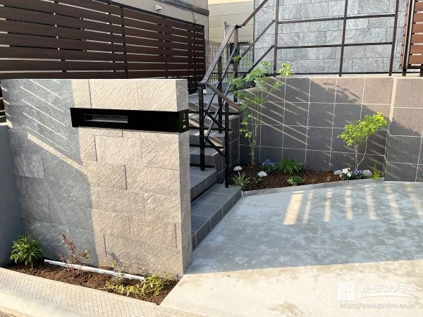 石の質感が際立つタイル門柱