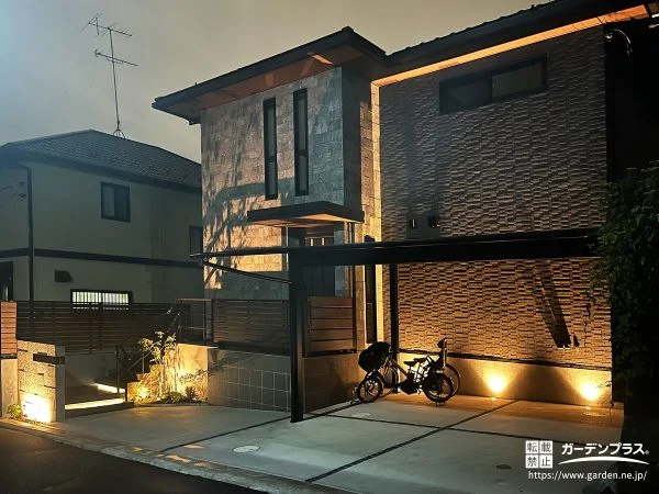 植物の陰影が浮かび上がる上質な新築外構