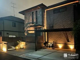 植物の陰影が浮かび上がる上質な新築外構