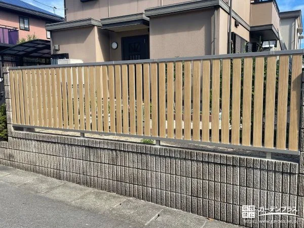 生垣を木調のフェンスに替えてすっきり整えたお庭の境界工事