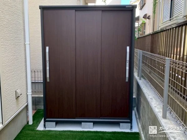 シックな木目調デザインの物置