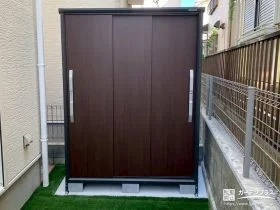 シックな木目調デザインの物置[施工後]