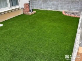 お子様がのびのび遊べる人工芝と物置を整えたお庭づくり工事