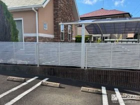 圧迫感を与えないデザインの敷地境界[施工後]