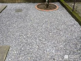 防草シートと砂利の敷設で雑草対策と排水性を向上させた工事