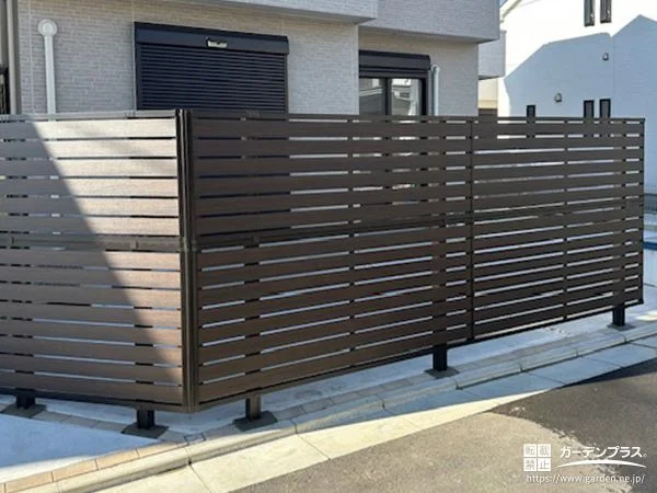 車庫まわりのプライバシーを優しく守る木調目隠しフェンス工事