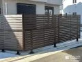 車庫まわりのプライバシーを優しく守る木調目隠しフェンス工事