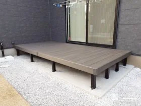 窓際にぴったりフィットしたウッドデッキ[施工後]