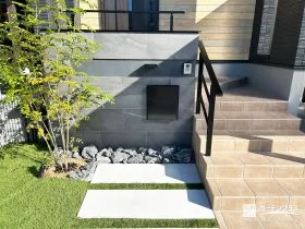 落ち着いたグレーのタイルで仕上げた門柱[施工後]