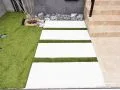 土間コンクリートと人工芝のコントラストがおしゃれな門まわり