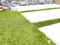 1年中緑を楽しめる人工芝をあしらった玄関アプローチ