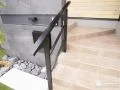 ブラックのスタイリッシュな手すりを設置した玄関ポーチ
