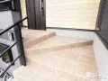 階段を増設した玄関ポーチ
