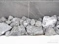 門柱の足元のアクセントになる割栗石