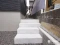 犬走りへの動線となるステップ