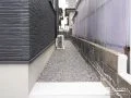 防草シートと砂利で雑草対策した犬走り