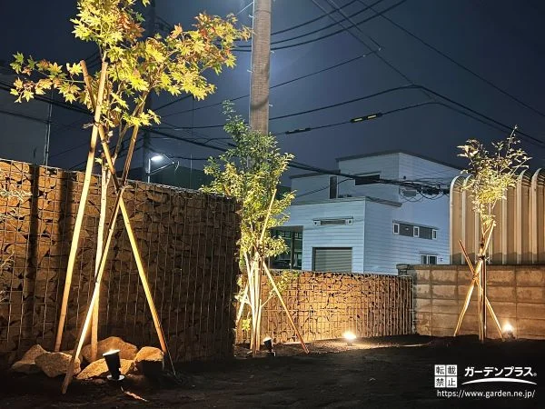 ガビオンの無骨さと植栽の繊細さが調和する空間