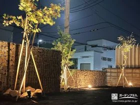 ガビオンの無骨さと植栽の繊細さが調和する空間[施工後]