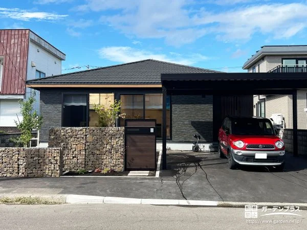 敷地の広い平屋に合わせ落ち着いたトーンでまとめたモダンな新築外構