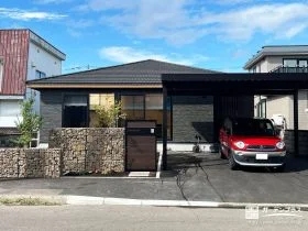 敷地の広い平屋に合わせ落ち着いたトーンでまとめたモダンな新築外構