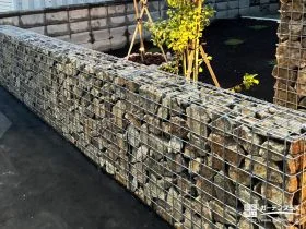 境界に設置したガビオン