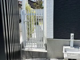 圧迫感を与えずにプライベート空間をしっかり区切る門扉[施工後]