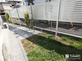 閉塞感を抑えながら庭時間を心地よく遮る目隠しフェンス[施工後]